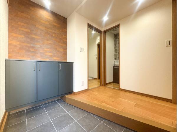 お住まいの顔にふさわしい開放的な玄関で家族やゲストをお出迎え