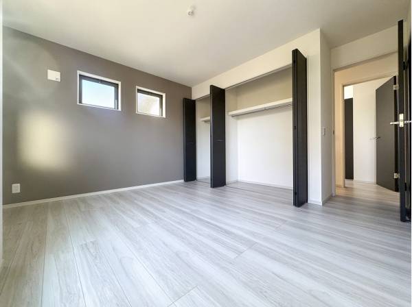 アクセントクロスがおしゃれな洋室