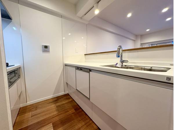 白基調の爽やかなキッチン