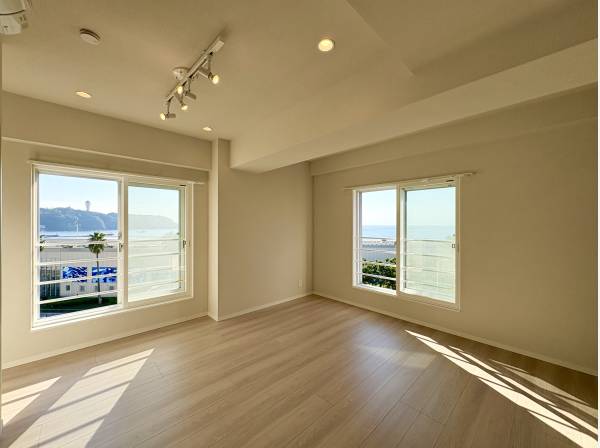 江ノ島・海を眺望できる約9.7帖の広々とした洋室