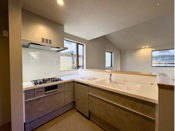 キッチンはL字型のシステムキッチン