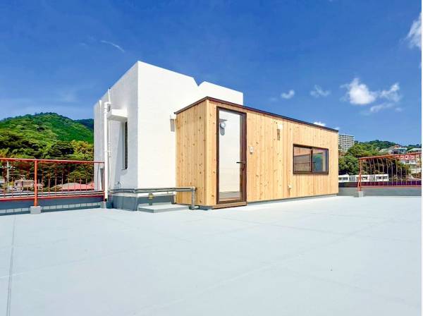 海を望む屋上のルーフバルコニーにはサウナルームとジャグジーが新設されています