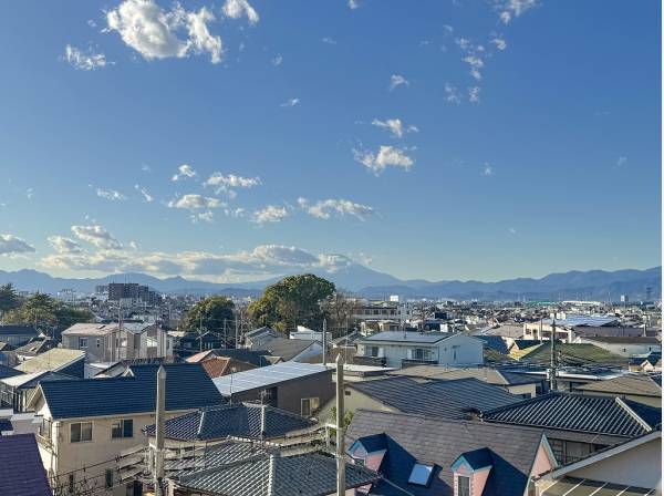 お天気が良い日は富士山も望むことが出来るバルコニーからの眺望
