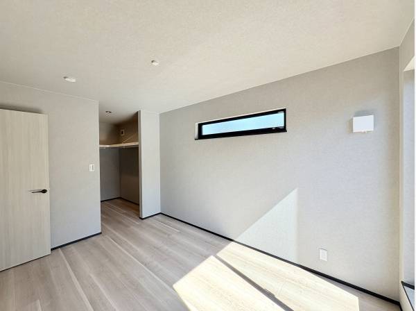 ウォークインクローゼットの付いた2階洋室