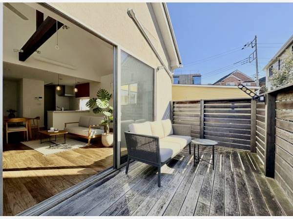 リビングから繋がる大型ウッドデッキ、家具等はCGで作成したイメージです