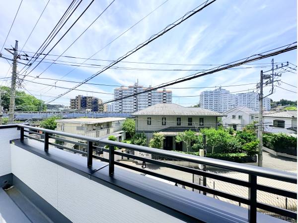 開放感のある眺望！南西道路に面しており陽当たりも良好な環境です