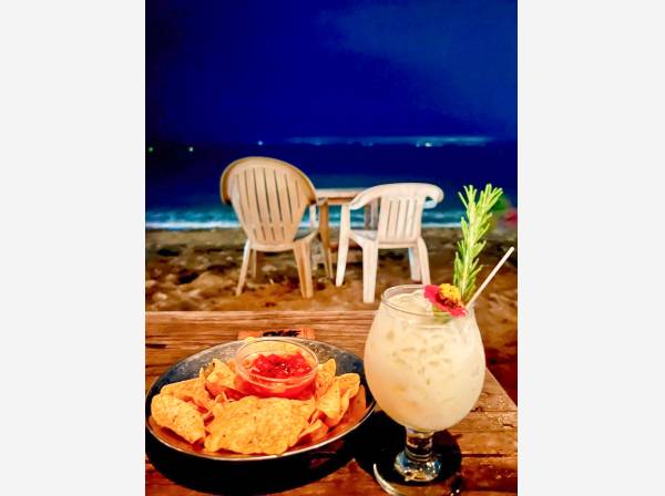 夏には海の家で食事を愉しめます♪ (一色海岸)