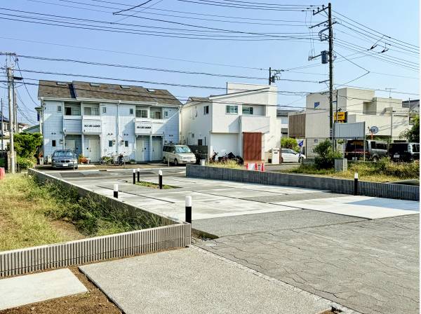 物件から南側方面。幅広の協定道路を利用してお車の出し入れが可能です