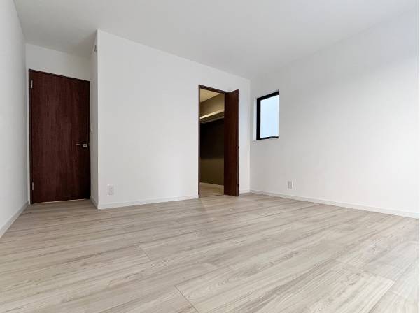 マスターベッドルームは約8.5帖＋ＷＩＣ付き