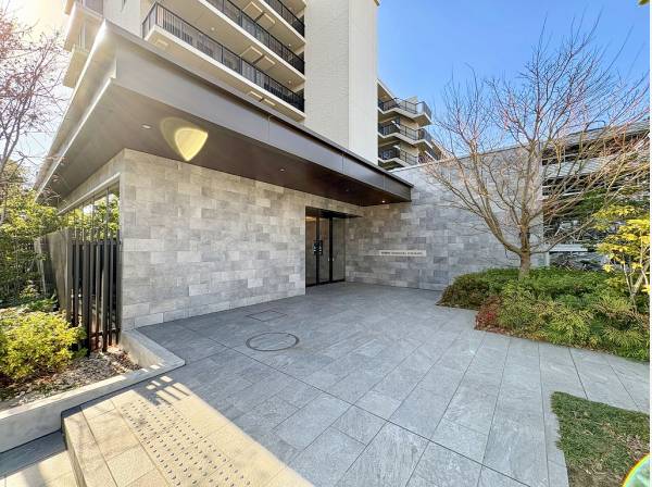 タイルがおしゃれなエントランス