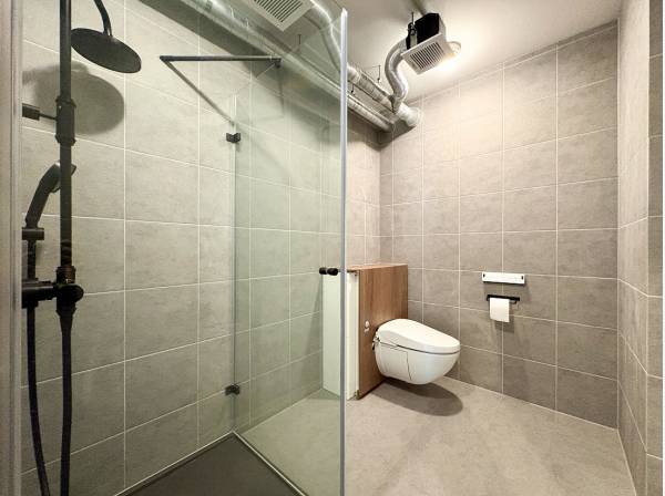 シャワーブースはインダストリアルな雰囲気に