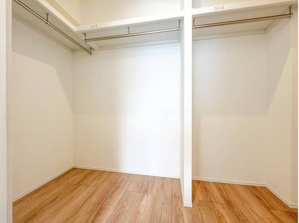 嵩張るアウトドア用品も置けそうな広いウォークインクローゼット