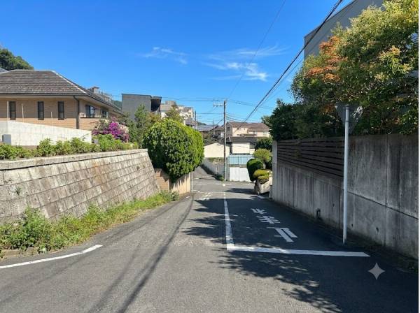 前面道路は両面共に幅員約6.5mと広々