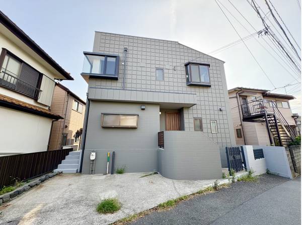 両面道路に面した住宅になります