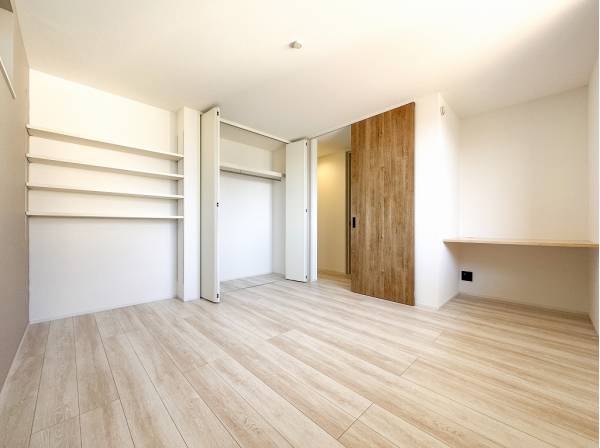 広い主寝室はカウンターや収納スペース機能性充実