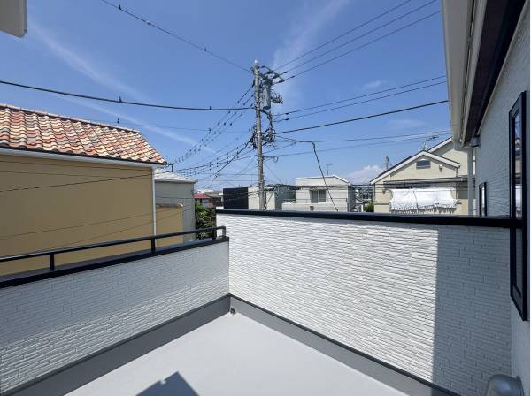南西に面したバルコニーは陽当たり良好です