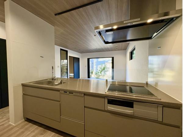 家族の会話がはずむ、対面式のシステムキッチン