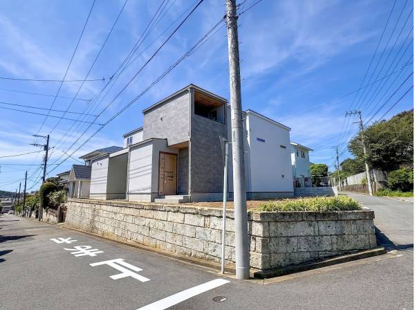 約６０坪のゆとりある敷地。角地につき開放感にも優れます