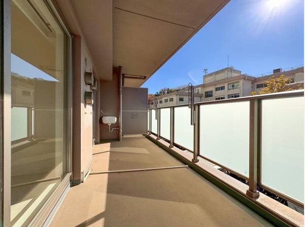 ゆったりとしたワイドバルコニーは南西向きで陽当たり良好！