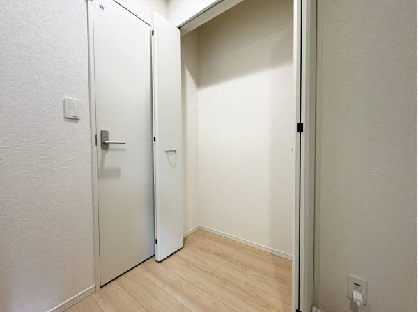 玄関横の充実した収納スペース