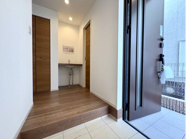 ゆとりある玄関は帰宅時の動線が自然と整う心地よいつくりです