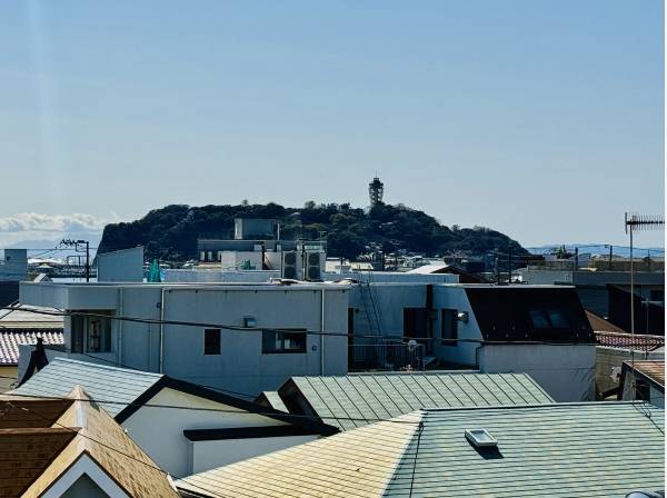南側に湘南のシンボル江の島を望みます