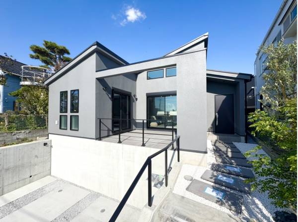 海を身近に感じる湘南らしいロケーションに誕生した平屋邸宅