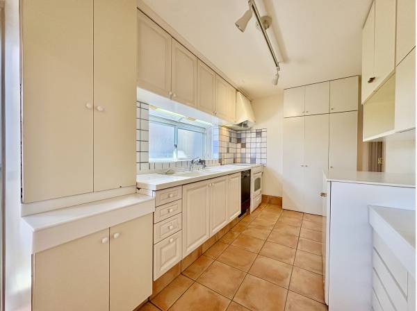 数ある「白色」から選ばれた、特別感のある「白」でキッチンを演出します