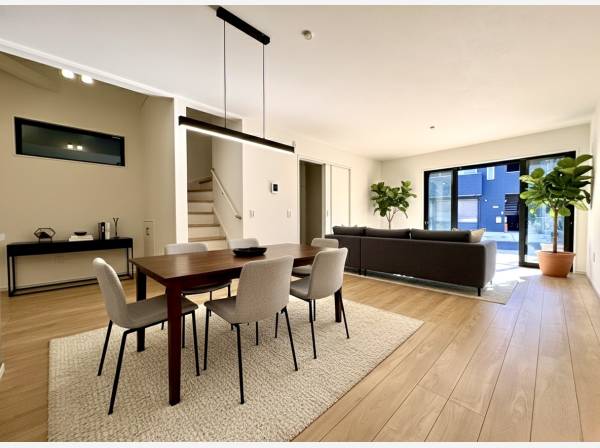 開放的なリビングダイニング。家具等はCGで作成したイメージパースです。