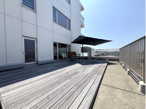 空へと広がる約40㎡のルーフテラス
湘南時間を贅沢に楽しむ特別空間