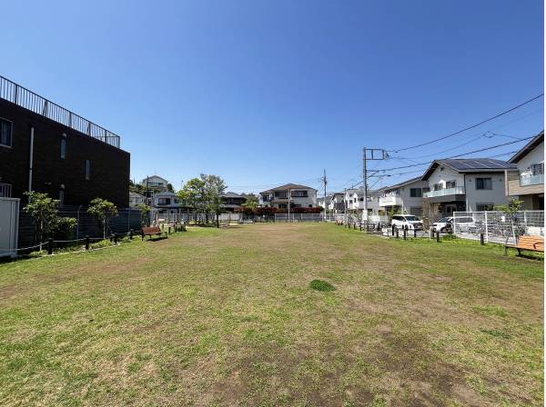 上藤が谷公園まで徒歩3分j（約210m）