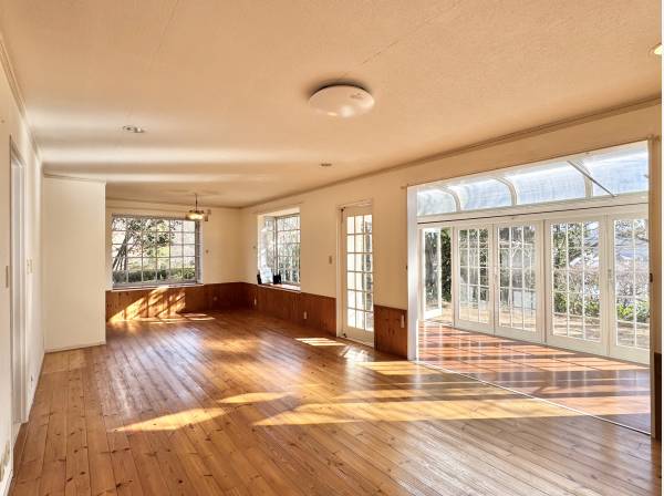 木の床に、やさしい光。家族が自然と集まるLDK。