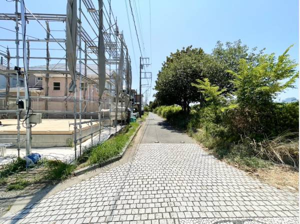 この遊歩道をまっすぐ行くと海！！！