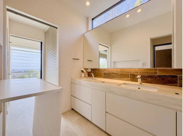 ホテルライクなツーボウルの洗面台を備えたパウダールーム