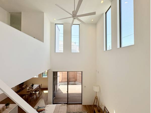光を取り込む明るい吹き抜け空間