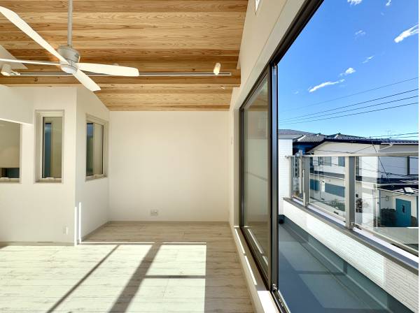 メインの窓は大きく開放的