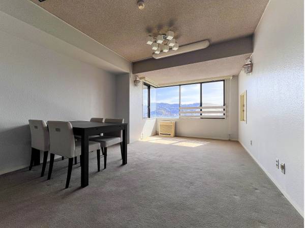 窓の先に広がる抜け感が心地よいリビングダイニング