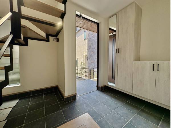 玄関スペースも広く、L字型になっているのでお客様専用に靴を置けます。