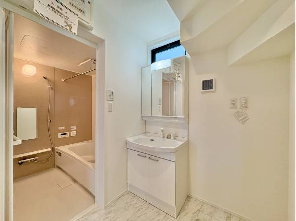 洗面室は白を基調とした清潔感のある空間です。