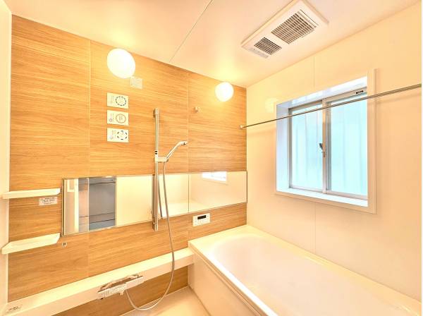 一日の疲れを癒やす、ゆったり足を伸ばせる木目調のお風呂。