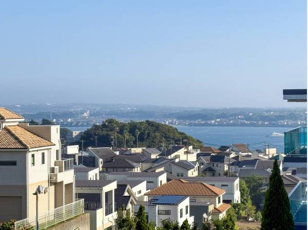 緑と海の景色が優雅な癒しを届けます