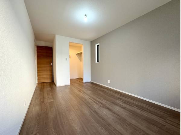 WICが配置され日常の片付けがしやすい便利な洋室です