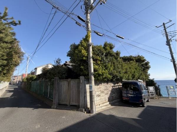 現地は角地です