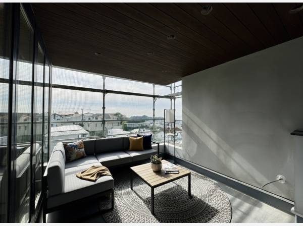 屋外家具も置けるゆとりあるスペースです。