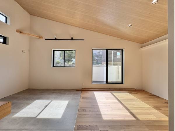 LDKの天井は一部、勾配天井になっており、開放感溢れる空間を演出します