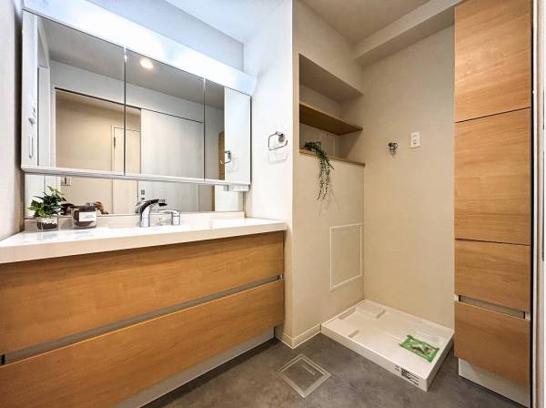 すっきりとした広さのパウダールーム