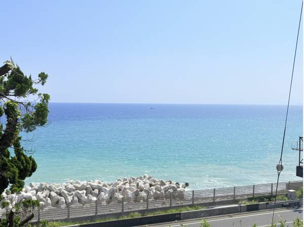 前面道路を少し南へ行くと海が望めます！