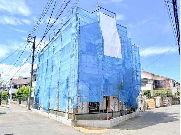 開放感あふれる角地に建築中！陽当たりと風通しに恵まれた新築戸建です