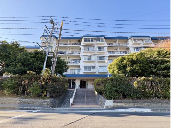 葉山の緑に包まれるマンションです