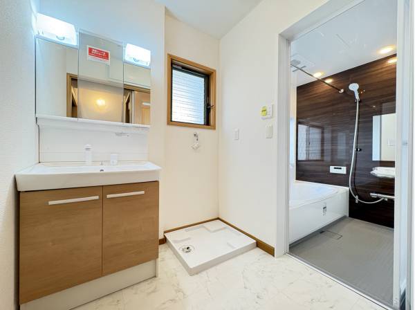 清潔感あふれる新規交換済みの洗面台